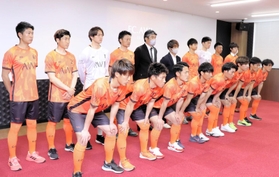 ３月にあった新生ＦＣ．ＡＷＪの結団式＝洲本商工会議所