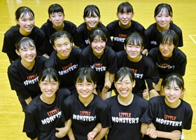 初の公式大会に挑戦する女子中学生のクラブチーム「リトル・モンスターズ」のメンバー＝いざなぎアリーナ