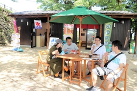 本丸の売店で休憩する観光客＝洲本市小路谷