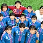 初の単独チームで県４位の健闘を見せた選手と岡本夕季監督（右上）＝蒼開高校