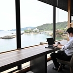 電源や通信環境を整備した海を望むワークスペース＝渚の荘　花季