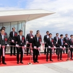 開業記念のテープカット