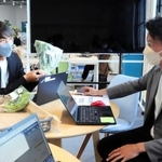 パソナの事務所で、仕入れた野菜について話す寺田優作さん（左）＝淡路市岩屋