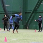 室内練習場でトレーニングする淡路ブレイブオーシャンズの選手＝県立淡路佐野運動公園