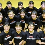 初の公式大会に挑戦する女子中学生のクラブチーム「リトル・モンスターズ」のメンバー＝いざなぎアリーナ