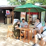 本丸の売店で休憩する観光客＝洲本市小路谷