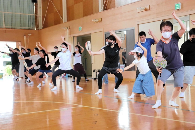 息を合わせて踊る舞女流華連＝洲本第二小学校