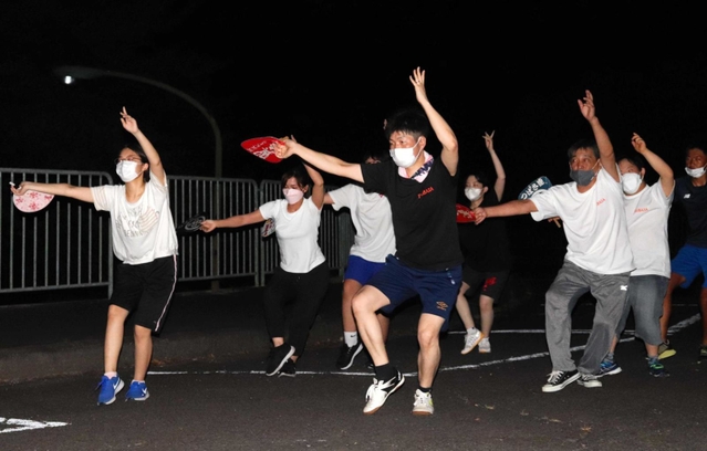 三熊山の駐車場で踊る翼連＝洲本市小路谷