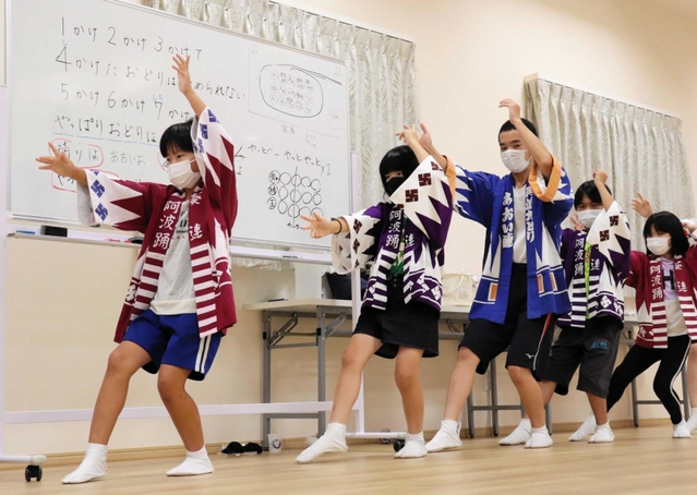 法被姿で練習する子どもたち＝南あわじ市内