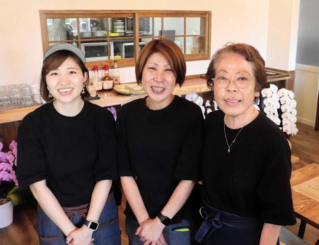 鮮魚店を営んだ濱田佐代子さん（右）、再出発の喫茶店を切り盛りする三幸さん（中央）、晏奈さん＝淡路市郡家