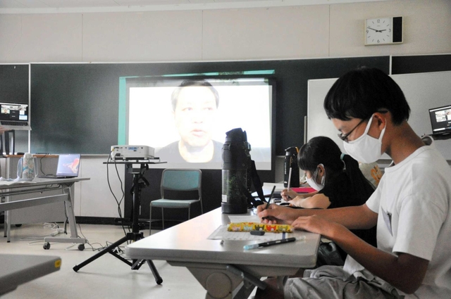 オンラインで開発秘話などを児童に話すダイモンの中島紳一郎社長（国立淡路青少年交流の家提供）＝南あわじ市阿万塩屋町