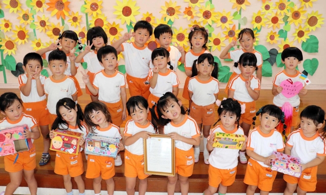 手作りの募金箱でウクライナへの募金活動をした湊幼稚園の園児＝南あわじ市