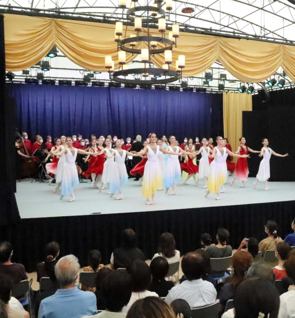 テントシアターの舞台で、青色と黄色の衣装で踊るバレエダンサー＝淡路市野島大川