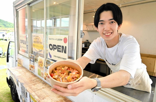 自信作「無水ラタトゥイユ」の販売会を開く平原元気さん＝美菜恋来屋