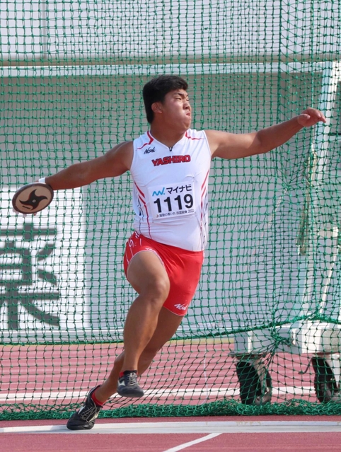 陸上男子円盤投げで、４９メートル９７の記録で優勝した山口翔輝夜さん＝７日、徳島県鳴門市