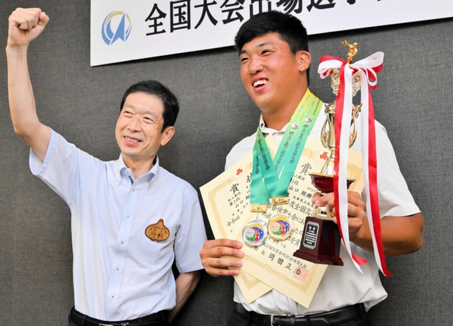 インターハイの結果を守本憲弘市長（左）に報告した山口翔輝夜さん＝南あわじ市役所