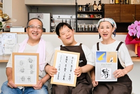 カフェギャラリーを開いた岩元清美さん（右）と祐磨さん（中央）、作品展示に協力するイラストレーター三原敏秀さん＝洲本市下加茂２