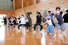 息を合わせて踊る舞女流華連＝洲本第二小学校