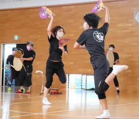 大きな動きで踊る流石のメンバー＝中川原高齢者・障害者地域ふれあいセンター