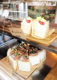 ショーケースに並べた手作りケーキ＝淡路市郡家