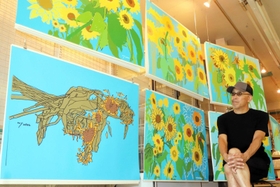 ヒマワリの絵の作品展を開く山田宗宏さん＝洲本市本町８