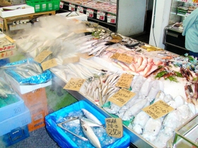 橋本社長が入社したころの鮮魚売り場＝洲本市納（本人提供）