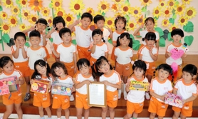 手作りの募金箱でウクライナへの募金活動をした湊幼稚園の園児＝南あわじ市