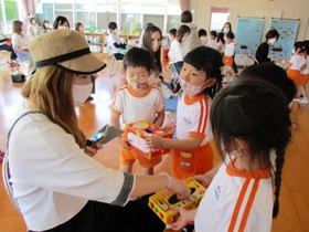 湊お店ごっこでお金を集める園児（湊幼稚園提供）＝南あわじ市