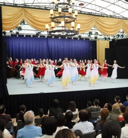 テントシアターの舞台で、青色と黄色の衣装で踊るバレエダンサー＝淡路市野島大川