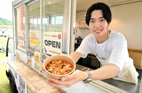 自信作「無水ラタトゥイユ」の販売会を開く平原元気さん＝美菜恋来屋