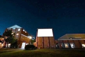 洲本市民広場に設ける「空の映画館」のイメージ（海の映画館をつくろうプロジェクト実行委員会提供）