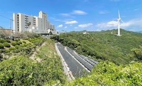 経営難のホテルを初めて再生した「ホテルニューアワジ　プラザ淡路島」。風力や太陽光などのエネルギー事業へ参入するきっかけにもなった＝南あわじ市阿万吹上町