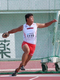 陸上男子円盤投げで、４９メートル９７の記録で優勝した山口翔輝夜さん＝７日、徳島県鳴門市