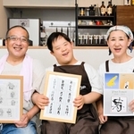 カフェギャラリーを開いた岩元清美さん（右）と祐磨さん（中央）、作品展示に協力するイラストレーター三原敏秀さん＝洲本市下加茂２