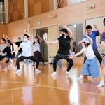 息を合わせて踊る舞女流華連＝洲本第二小学校