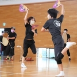 大きな動きで踊る流石のメンバー＝中川原高齢者・障害者地域ふれあいセンター