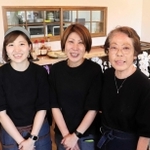 鮮魚店を営んだ濱田佐代子さん（右）、再出発の喫茶店を切り盛りする三幸さん（中央）、晏奈さん＝淡路市郡家