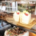 ショーケースに並べた手作りケーキ＝淡路市郡家