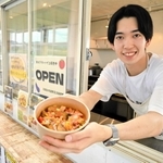 自信作「無水ラタトゥイユ」の販売会を開く平原元気さん＝美菜恋来屋