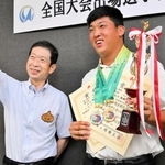 インターハイの結果を守本憲弘市長（左）に報告した山口翔輝夜さん＝南あわじ市役所