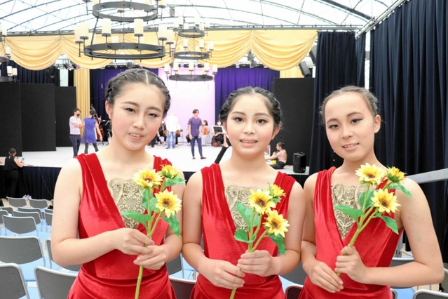 ウクライナのバレエダンサーとともに公演に出演した（右から）眞野結衣さん、北井恵茉さん、北井きららさん＝淡路市野島大川