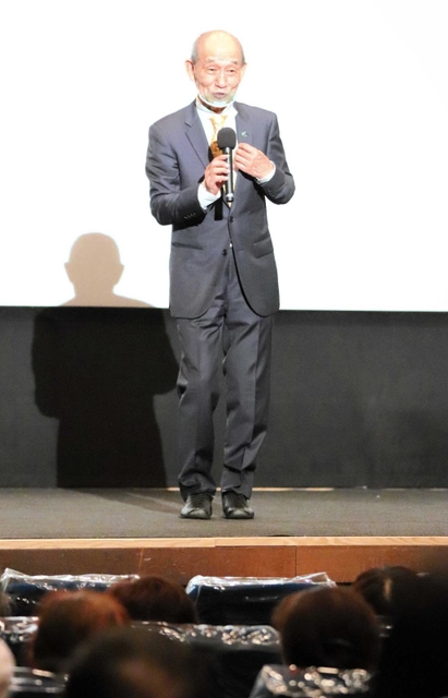 上映前に劇場であいさつをする笹野高史さん＝洲本オリオン