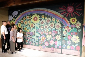 壁一面の黒板に描いたヒマワリと利用者＝洲本市本町７