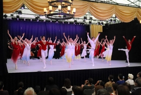 ３人が立った舞台＝淡路市野島大川