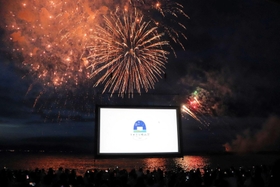 上映前に花火を打ち上げた会場＝大浜海岸