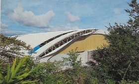 台風で破損したＧＯＧＯドームの屋根（洲本市提供）