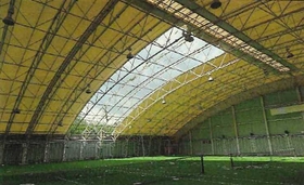 屋根に開いた穴から風雨が吹き込む内部（洲本市提供）