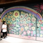 壁一面の黒板に描いたヒマワリと利用者＝洲本市本町７