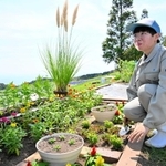 秋らしい草花を集めた庭づくりに取り組む淡路高校の原明日美さん＝あわじ花さじき