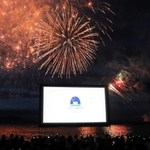 上映前に花火を打ち上げた会場＝大浜海岸